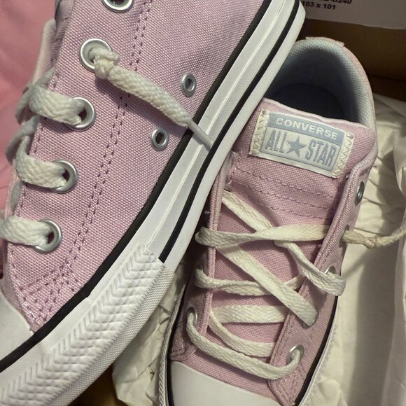 LNIB Girls Converse Size 2 - Picture 3 of 4